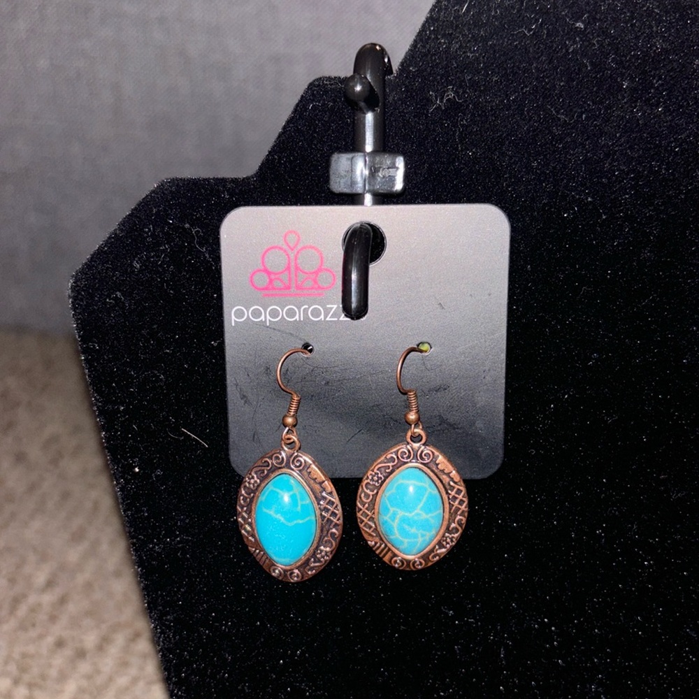A vintage look a like earrings with blue stones in the middle!